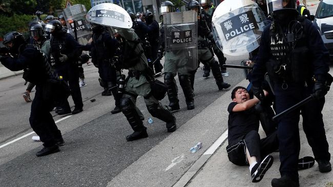Jelang HUT China, Polisi Hong Kong Bubarkan Para Demonstran