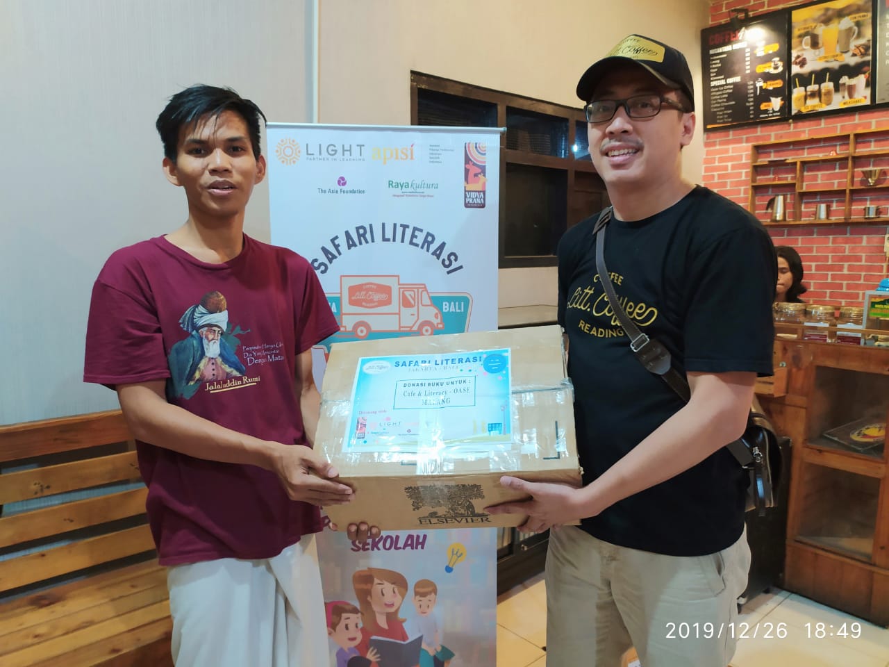 Keliling Jawa-Bali, Liett Coffe Bagi-bagi Buku Gratis Liett Coffe
