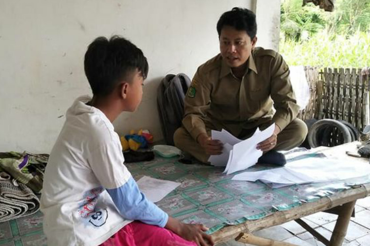 Di Tengah Pandemi Covid-19, Guru Avan Datangi Siswa agar Bisa Belajar