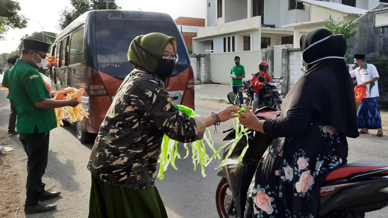 Sambut Ramadhan, PAC Ansor Bungah Bagikan Ribuan Masker
