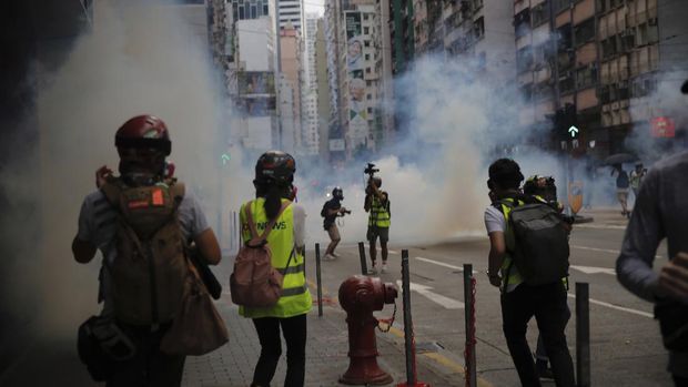 Ribuan Demonstran Ditembak Gas Air Mata di Hong Kong
