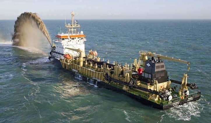 Kapal China Keruk Pasir di Laut China Selatan Secara Ilegal