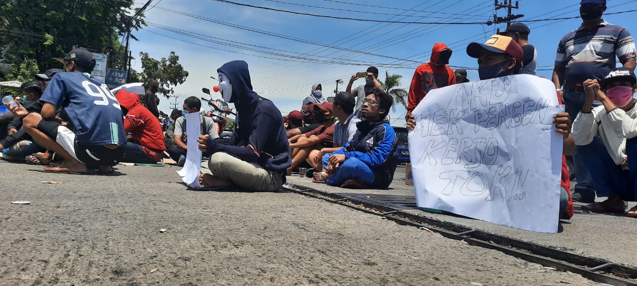 Tagih Janji, Warga Sukomulyo Blokade Pintu Masuk Pabrik Mie Sedap