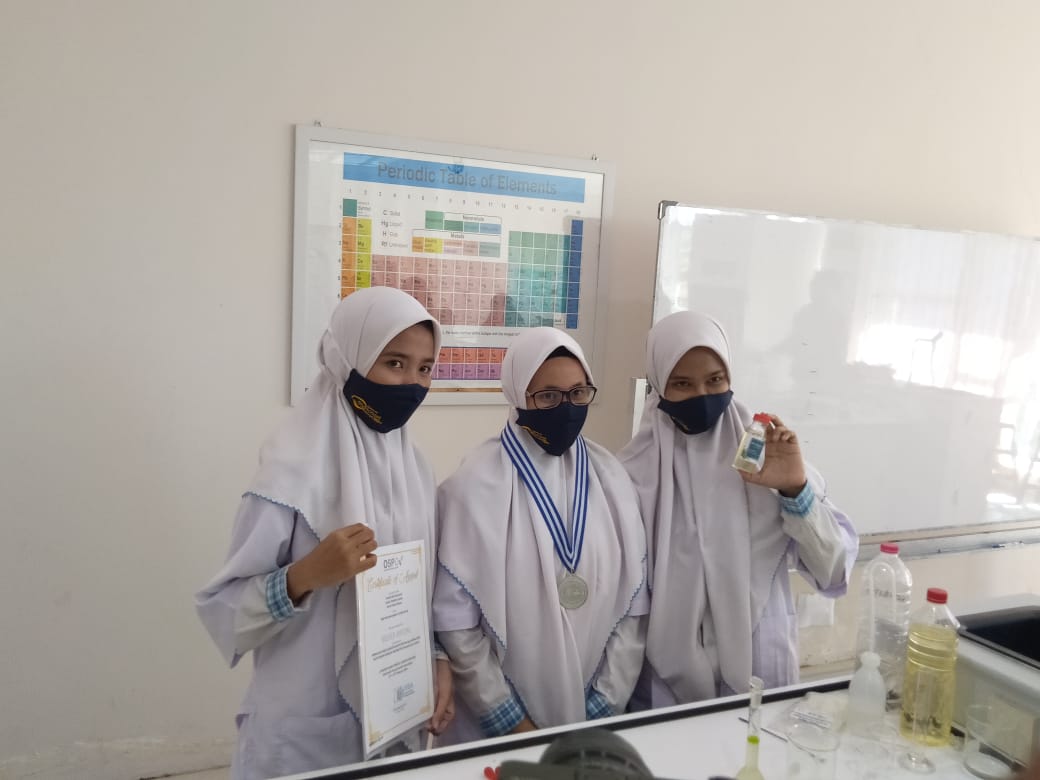 Berbahan Dasar Daun Kelor, Inovasi Obat Kumur Buatan Tiga Pelajar Asal Gresik Sabet Juara Ajang Internasional