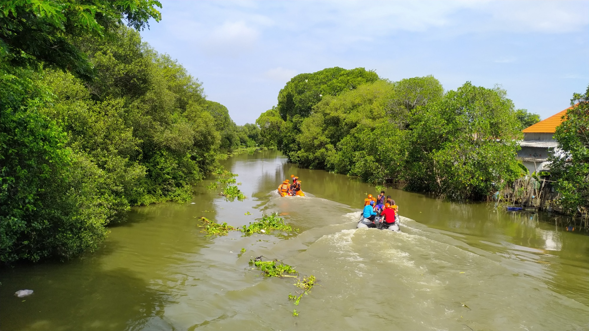 Cegah Banjir, BPBD Gresik dan Warga Desa Kramat Duduksampeyan Bersihkan Enceng Gondok di Aliran Sungai