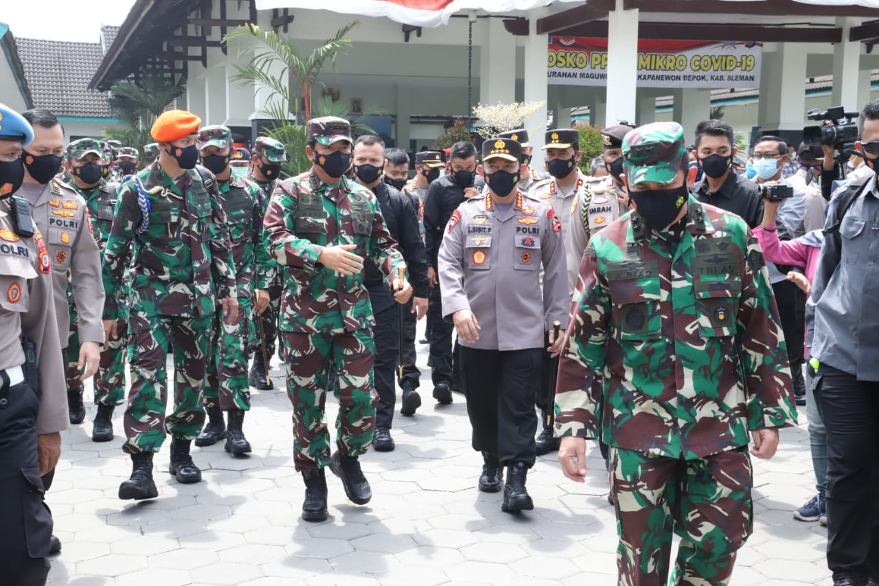 Panglima TNI-Kapolri Tinjau Pelaksanaan PPKM Mikro di Yogyakarta Panglima TNI-Kapolri Tinjau Pelaksanaan PPKM Mikro di Yogyakarta