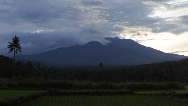 Gunung Raung Erupsi, Bandara Banyuwangi Lumpuh