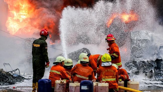 Kilang Balongan Terbakar, Pertamina Upayakan Pemadaman