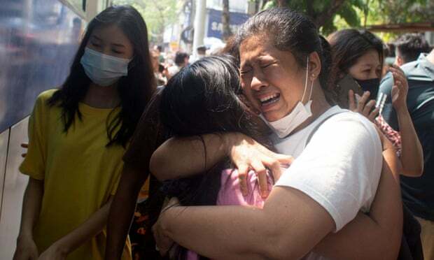 Demonstran Myanmar yang ditahan selama demonstrasi anti-kudeta dibebaskan di kantor polisi kotapraja Tamwe di Yangon. Foto: Reuters