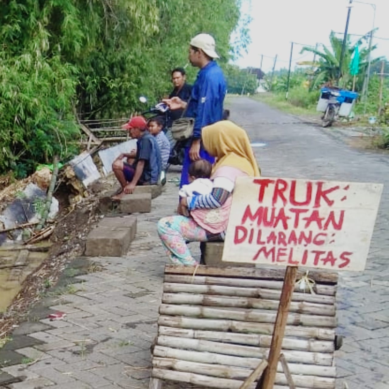 Kesal Jalan dan Jembatan Rusak, Warga Cermenlerek Gresik Larang Truk Muatan Tanah Melintas