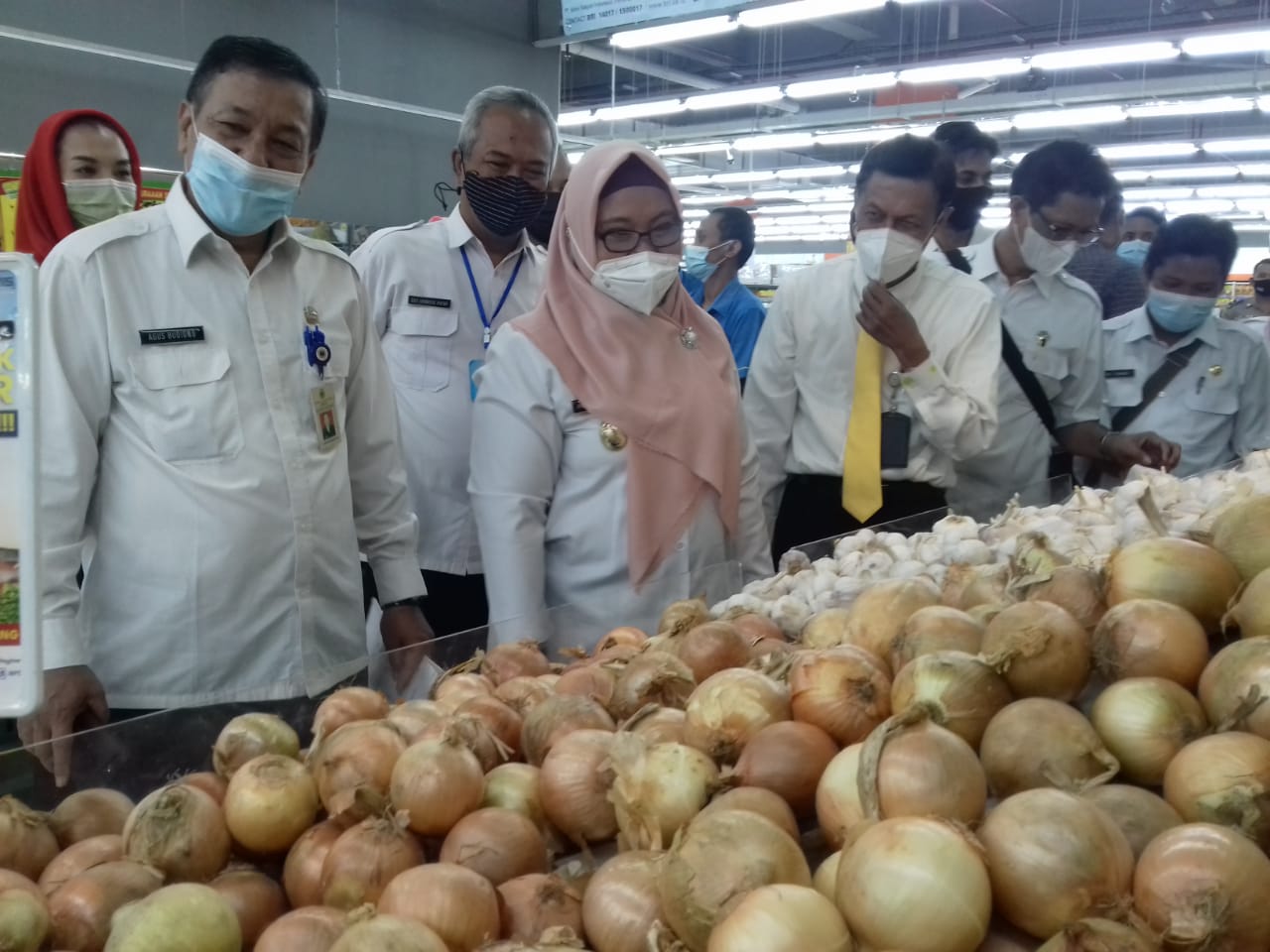 Sidak Pasar dan Toko Modern, Wabup Gresik Cek Harga Bahan Pokok dan Barang Kadaluarsa