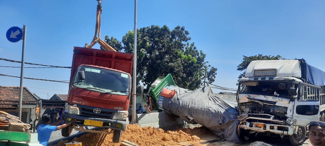 Tabrakan Beruntun Tiga Truk di Jembatan Sembayat Gresik, Satu Kernet Luka Parah