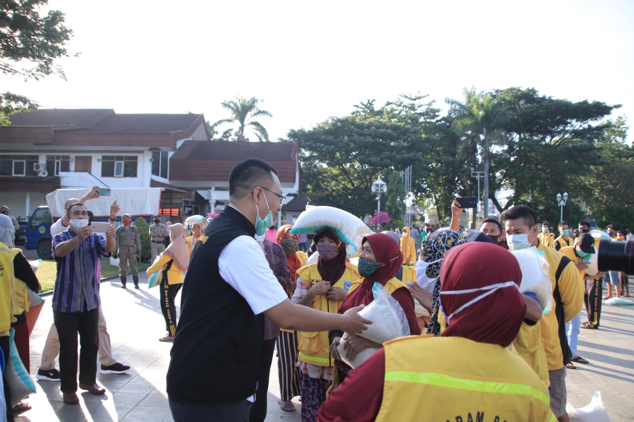 Gubernur NTB Beri Bantuan Sosial Kepada 958 Petugas Kebersihan