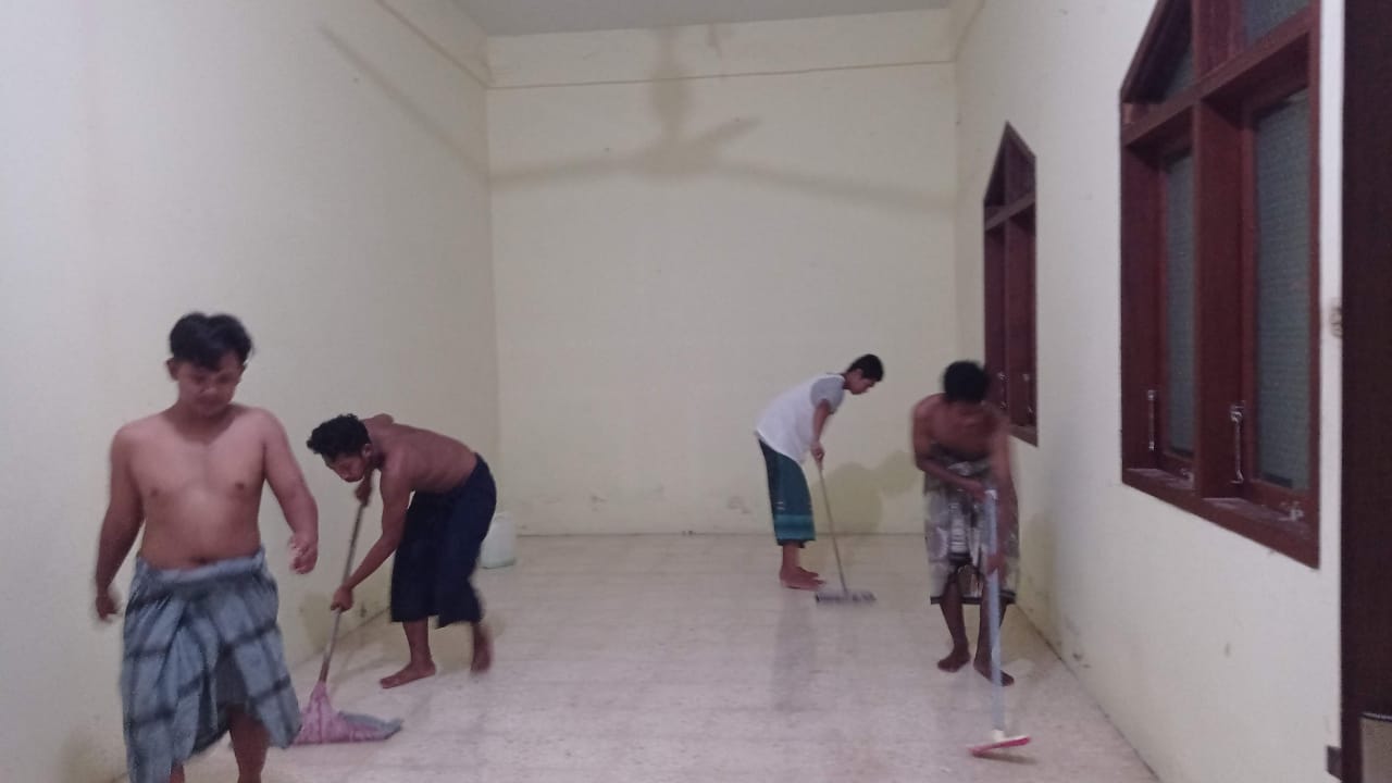 Sholat Idul Fitri Diizinkan, Pemuda di Gresik Bantu Persiapan Prokes di Masjid