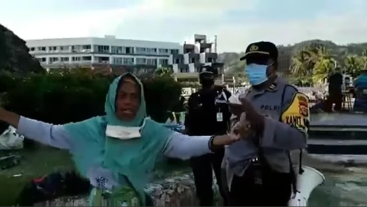 Viral, Emak-Emak Ngomel Bahasa Inggris Saat Ditertibkan Petugas