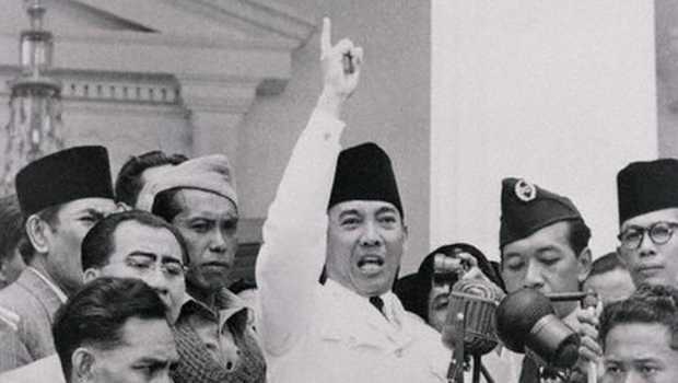 Fajar Kemuliaan | Catatan Ahmad Erani Yustika Fajar Kemuliaan | Catatan Ahmad Erani Yustika