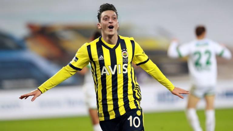 Akhirnya, Mesut Ozil Cetak Gol Perdananya untuk Fenerbahce