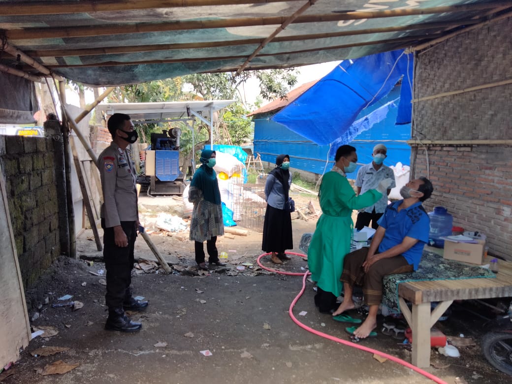 Polsek Praya Barat Daya Dampingi Tim Nakes Tracing Pasien COVID-19