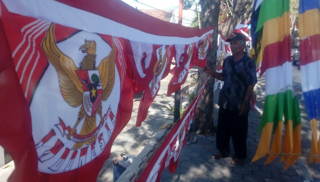 Rintihan Penjual Bendera di Gresik, Sepi Pembeli Kala Pandemi