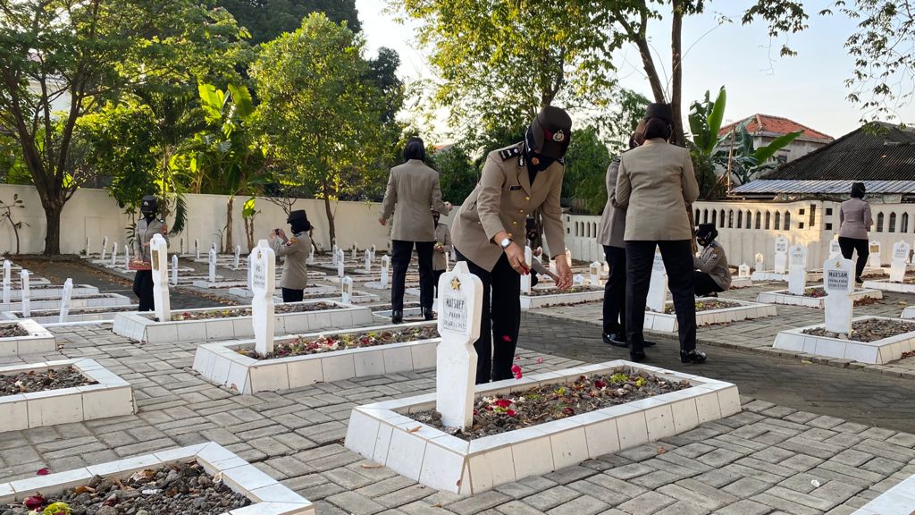 Polwan Polres Gresik Tabur Bunga Makam Pahlawan di Hari Jadinya ke-73