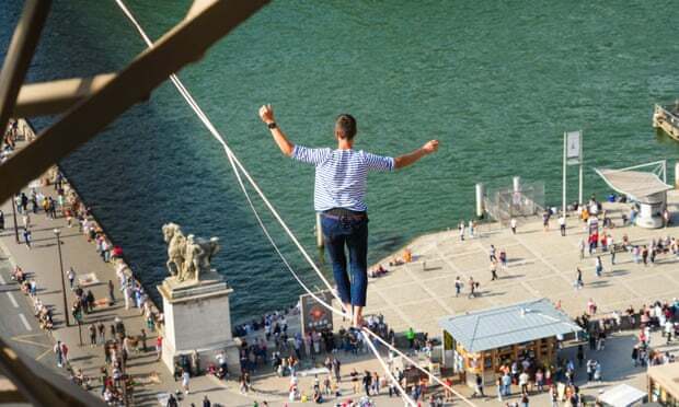 Rayakan Hari Warisan Prancis: Seorang Lelaki Menyeberangi Sungai Seine pada Ketinggian 70 Meter dengan Seutas Tali