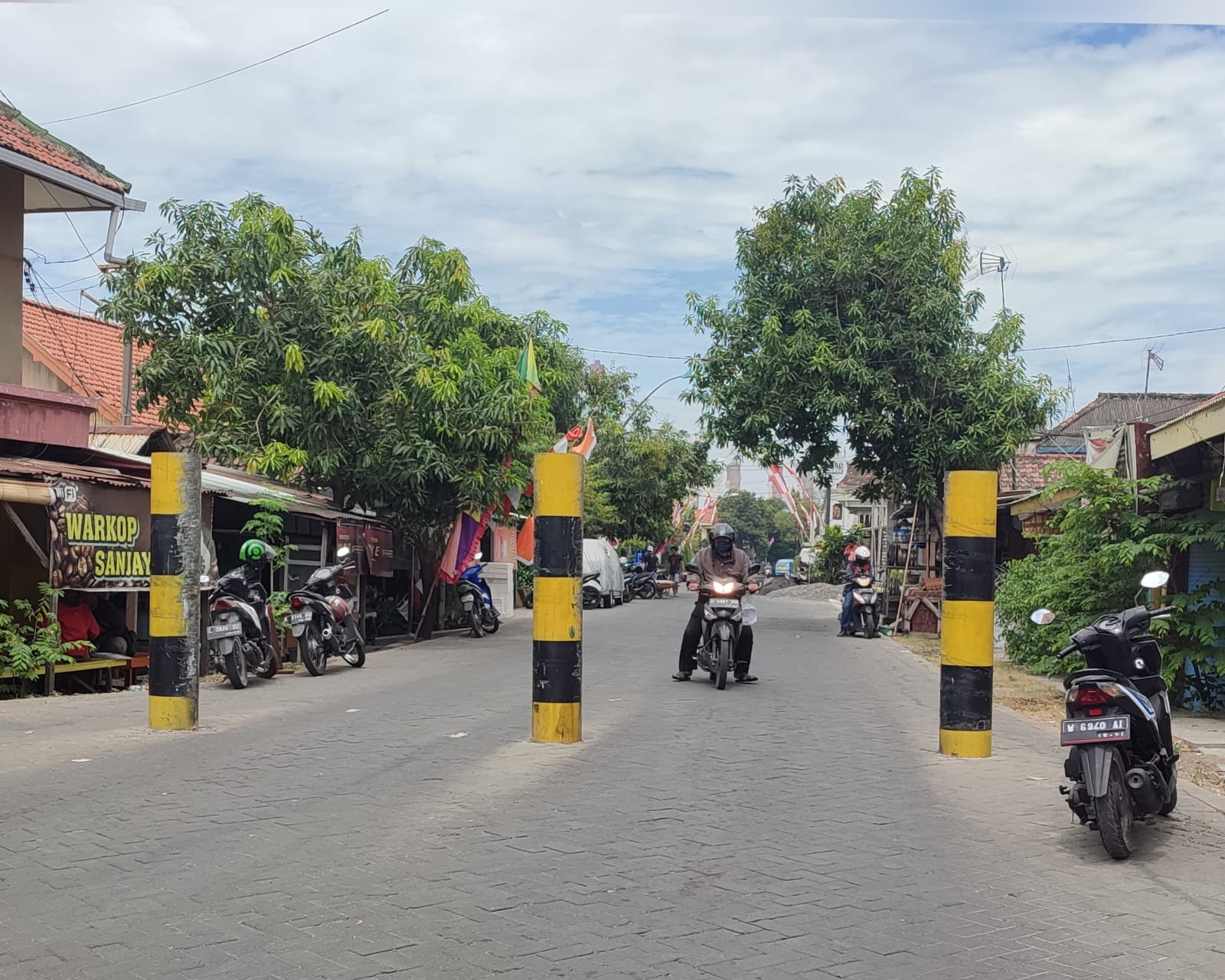 Enggan Dilintasi Truk Tonase Besar, Warga Pulopancikan Gresik Tolak Buka Portal