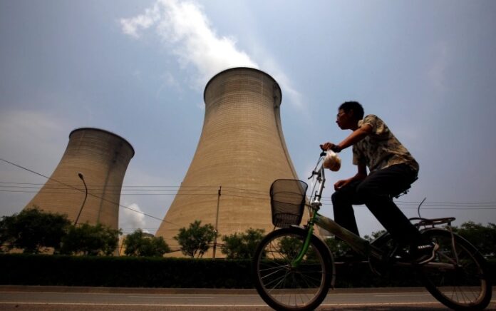 Badan Energi Internasional atau IEA memperingatkan dunia perlu melipatgandakan investasi energi terbarukan pada akhir dekade ini. Foto: Reuters.