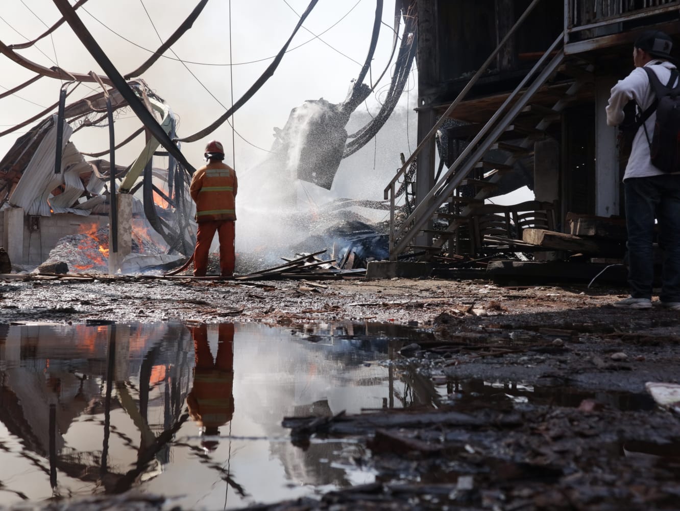 Pabrik Pengeringan Kayu di Gresik Terbakar Hebat
