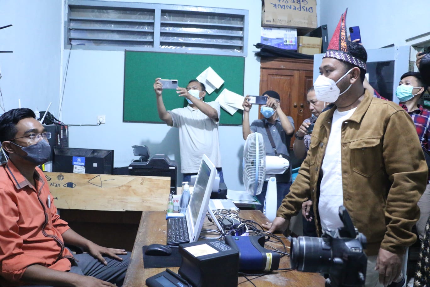 Urus Dokumen Kependudukan, Masyarakat Bawean Gresik Kini Cukup ke Kantor Kecamatan