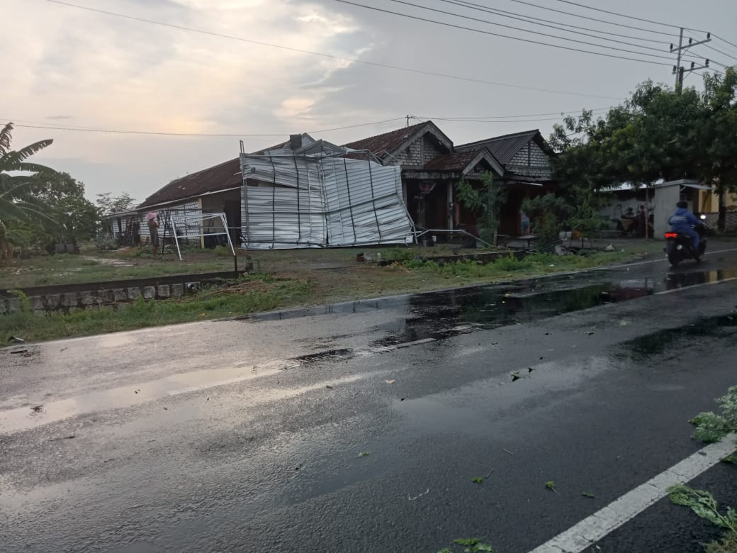 Angin Puting Beliung Sapu Tujuh Rumah dan Dua Kandang Ayam di Gresik
