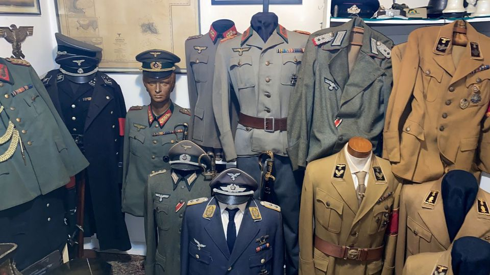 Pakaian Nazi terlihat di rumah seorang terduga pedofil di Rio de Janeiro, Brasil, dalam foto selebaran ini yang dirilis pada 6 Oktober 2021. Foto: Reuter/Policia Civil RJ.