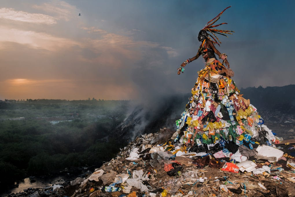 Kritik Menakjubkan Fotografer Fabrice Monteiro: Arwah yang Muncul dari Gunung Sampah di Senegal