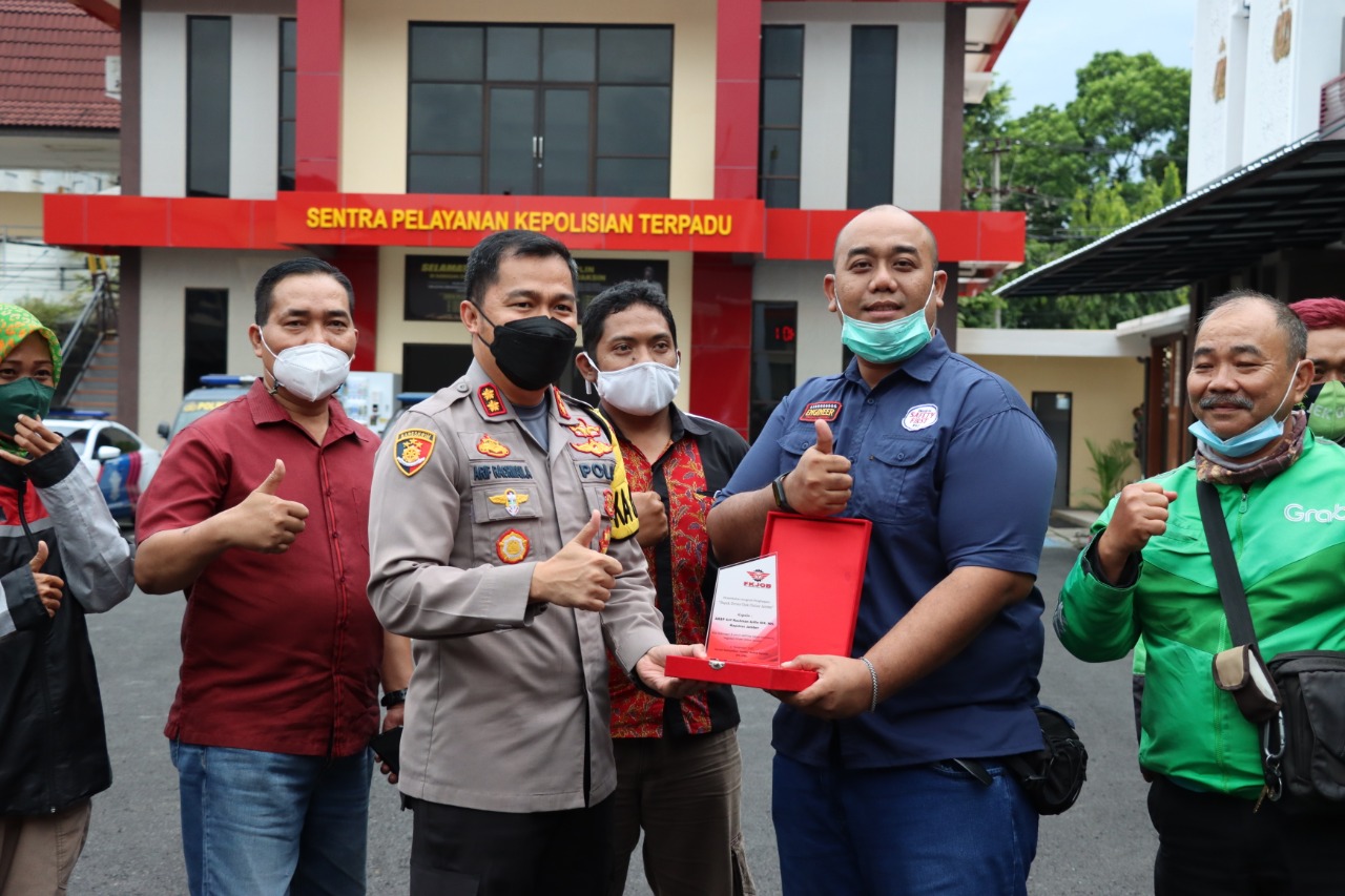 Kapolres Jember Dinobatkan Jadi Bapak Ojek Online Jember