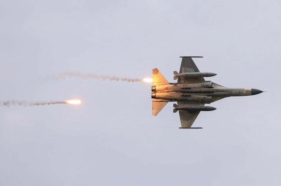 China Menggelar Patroli Kesiapan Tempur Saat Anggota Parlemen AS Mengunjungi Taiwan Militer China menggelar patroli kesiapan tempur saat anggota parlemen AS mengunjungi Taiwan pada Selasa (9/11). Foto: Reuters.