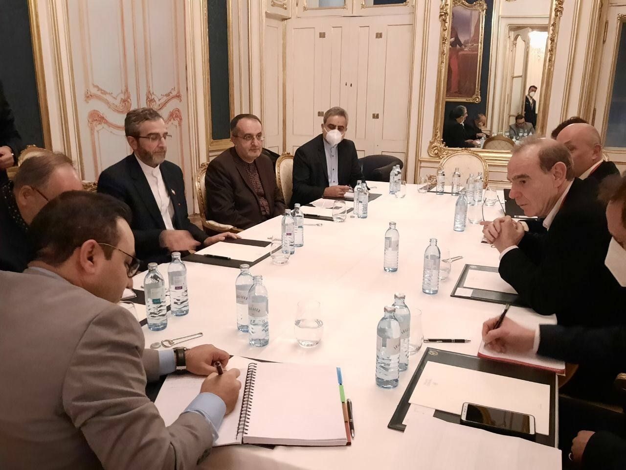 Kepala perunding nuklir Iran Ali Bagheri Kani mengadakan pertemuan dengan Enrique Mora dari UE di Wina menjelang pembicaraan pleno tentang menghidupkan kembali JCPOA, yang dijadwalkan Senin sore. Foto: Iran Official News.