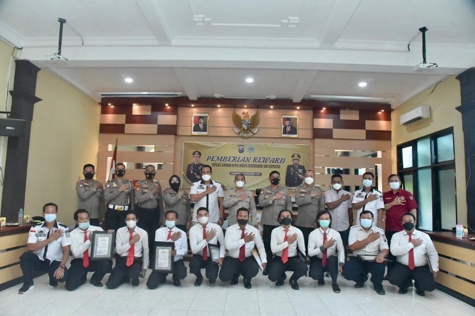Kapolres Lamongan Beri Reward Anggota dan Masyarakat yang Bantu Tugas Polisi