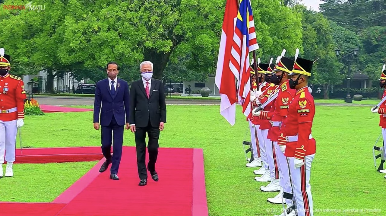 Presiden Jokowi dan PM Malaysia Dato’ Sri Ismail Sabri Yakoob memasuki Istana Kepresidenan Bogor, Jawa Barat, Rabu (10/11/2021) siang. (Foto: Tangkapan Layar YouTube Sekretariat Presiden)
