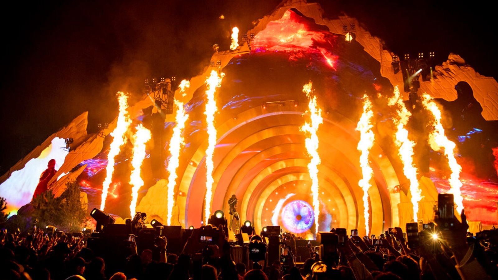 Travis Scott tampil pada hari pertama Festival Musik Astroworld. Foto: AP