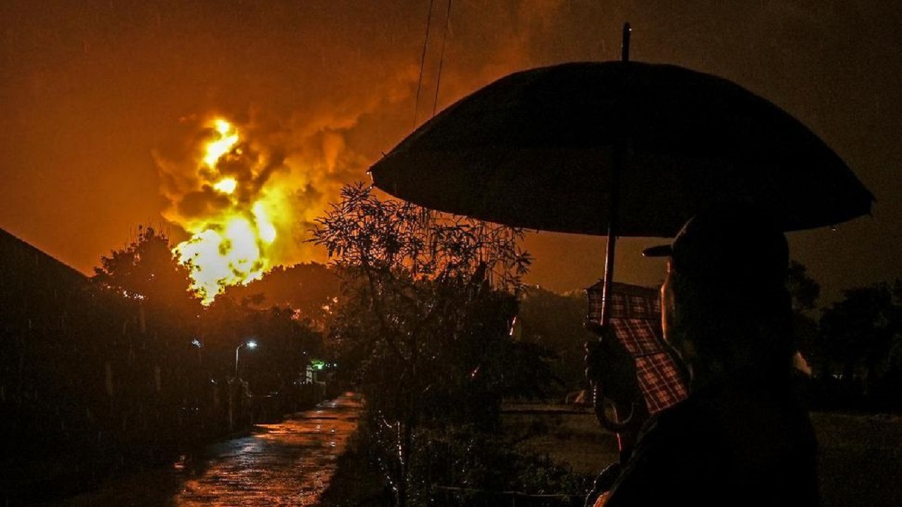 Detik-detik Sambaran Petir Sebelum Tangki Kilang Cilacap Terbakar Kilang Minyak