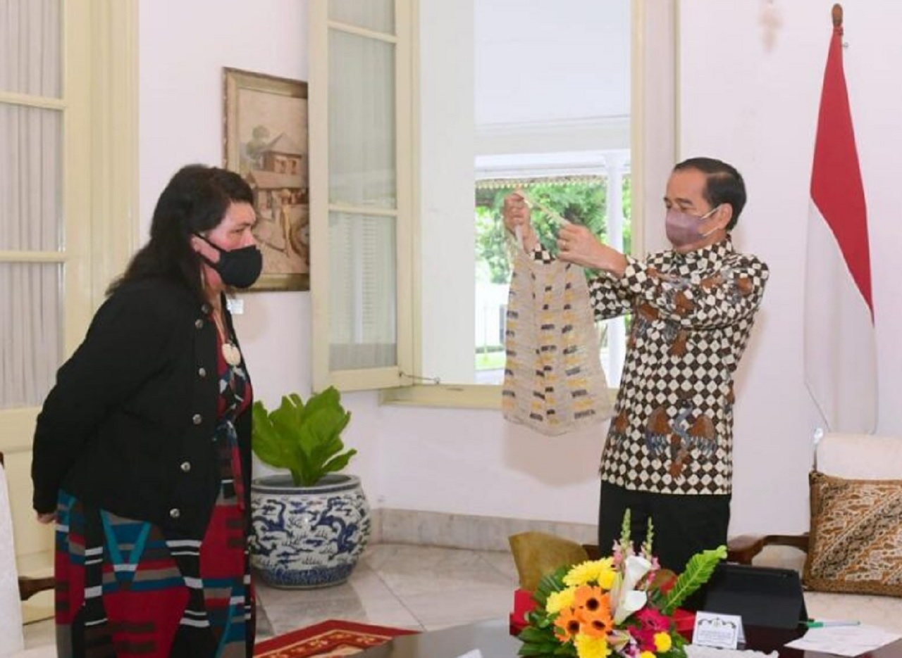 Presiden Jokowi Hadiahkan Tas Noken Papua Kepada Menlu Selandia Baru Presiden Jokowi
