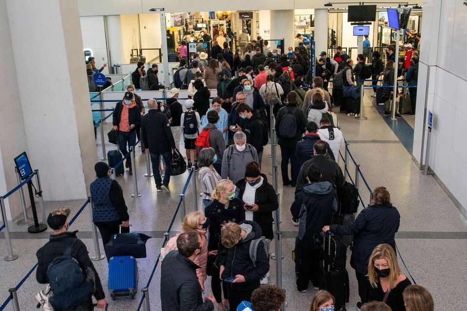 Penumpang mengantre di dalam terminal di Bandara Internasional Newark Liberty di Newark, New Jersey, AS, 24 November 2021. Foto: Reuters.