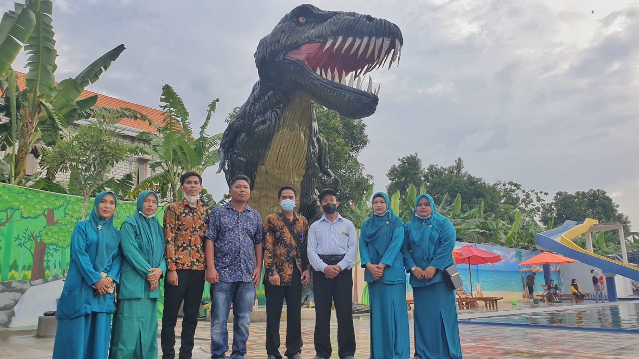 Desa di Gresik Rangkai Limbah Ban Jadi Icon Wisata