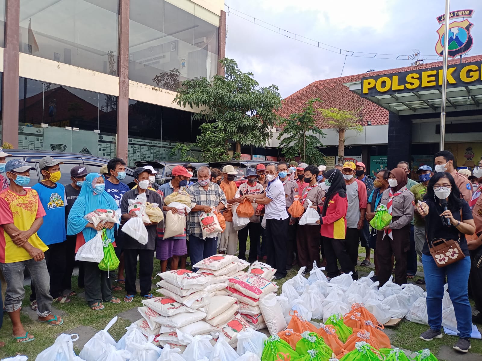 Aksi Komunitas Kijang Innova Gandeng Formagam dan YLKB Ringankan Beban Warga Gresik