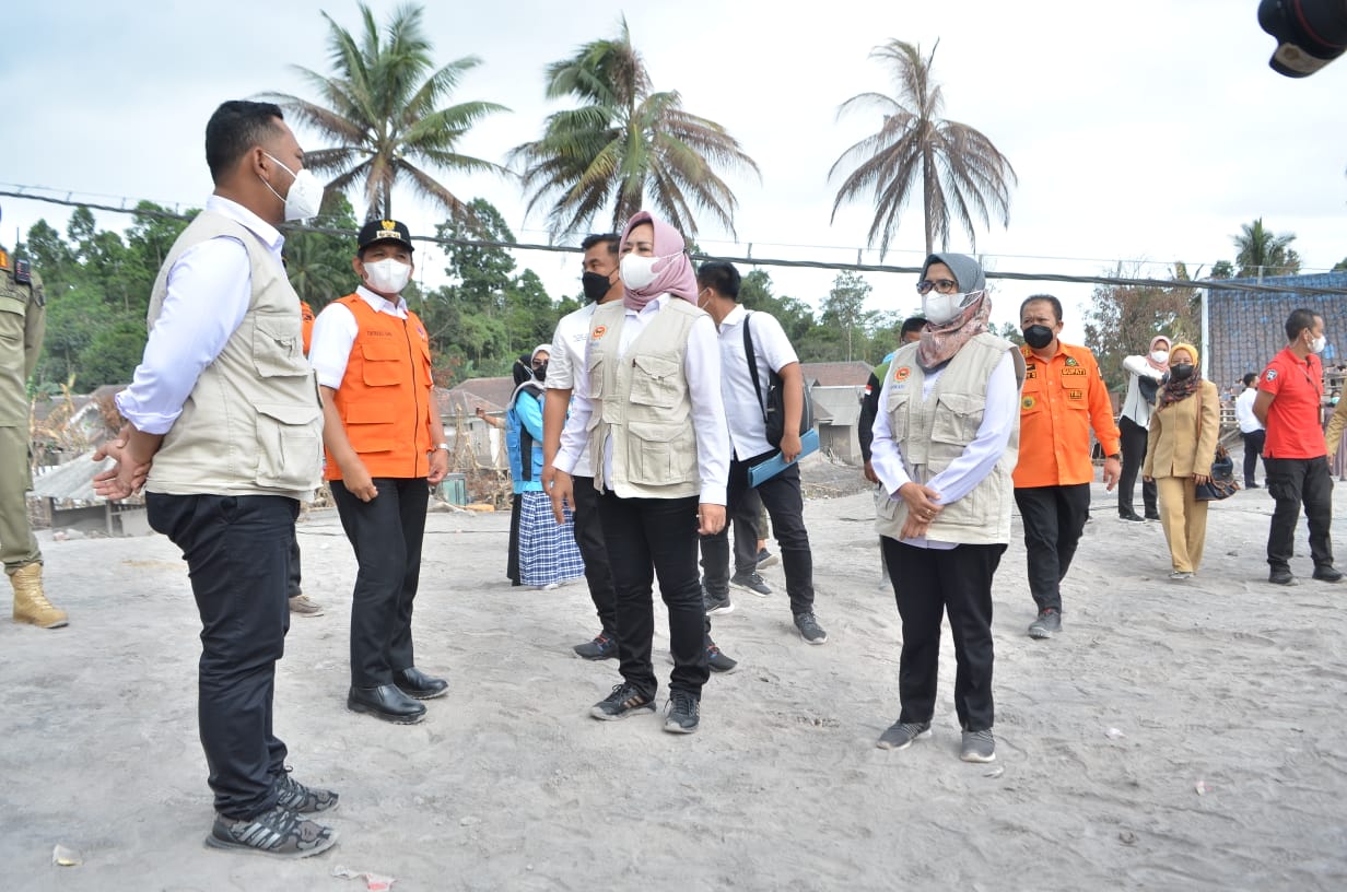 Turun Lokasi Terdampak Erupsi Semeru, Bupati Gresik Bareng APKASI Berikan Bantuan