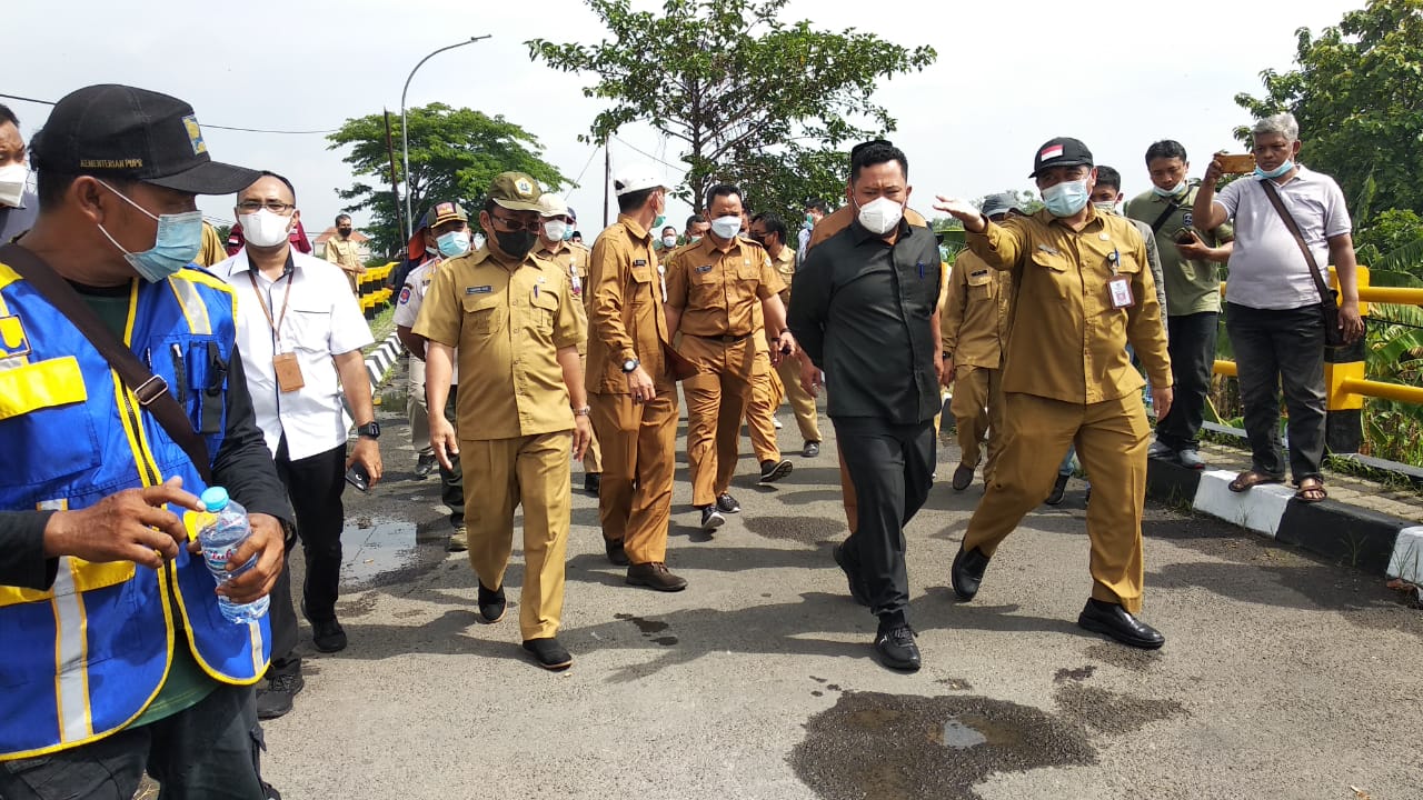 Bupati Gresik Tinjau Jembatan Penghubung Desa Ambruk di Benjeng
