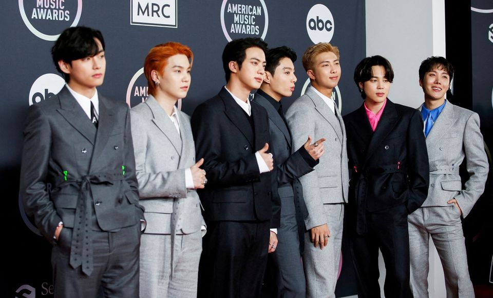 V, Suga, Jin, Jungkook, RM, Jimin, dan J-Hope BTS tiba di American Music Awards 2021 di Microsoft Theater di Los Angeles, California, AS, 21 November 2021. Foto: Reuters.