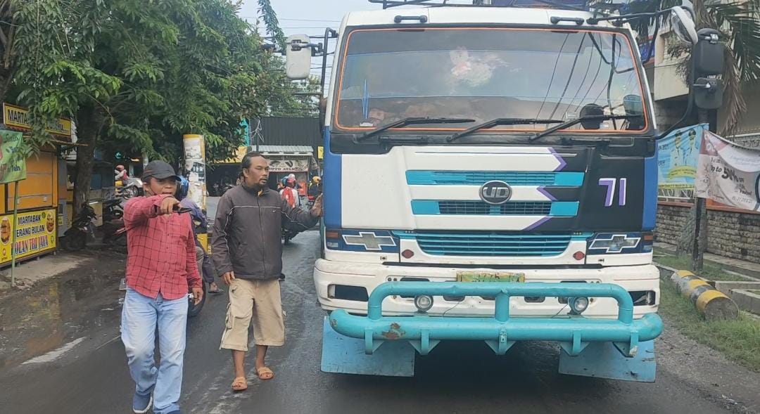Rusak Jalan, Warga Cerme Gresik Hadang Truk-truk Besar Pelanggar Aturan
