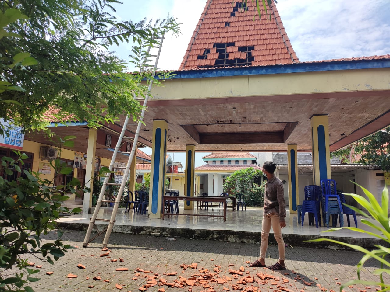 Puting Beliung Terjang Kantor Balai Desa Hingga Puluhan Rumah di Wedoroanom Gresik
