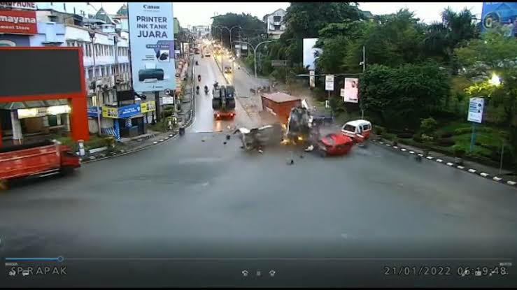 Kecelakaan Beruntun Simpang Rampak, Dikabarkan 19 Orang Meninggal
