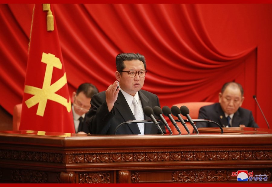 Kim Jong Un saat memberikan pidato penutup tahun. Foto: KCNA.